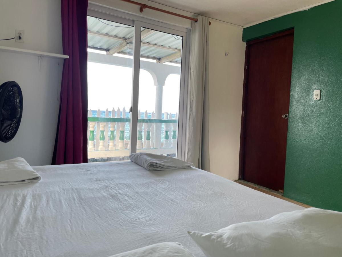 The Wave Hostel Corn Island Brig Bay Esterno foto